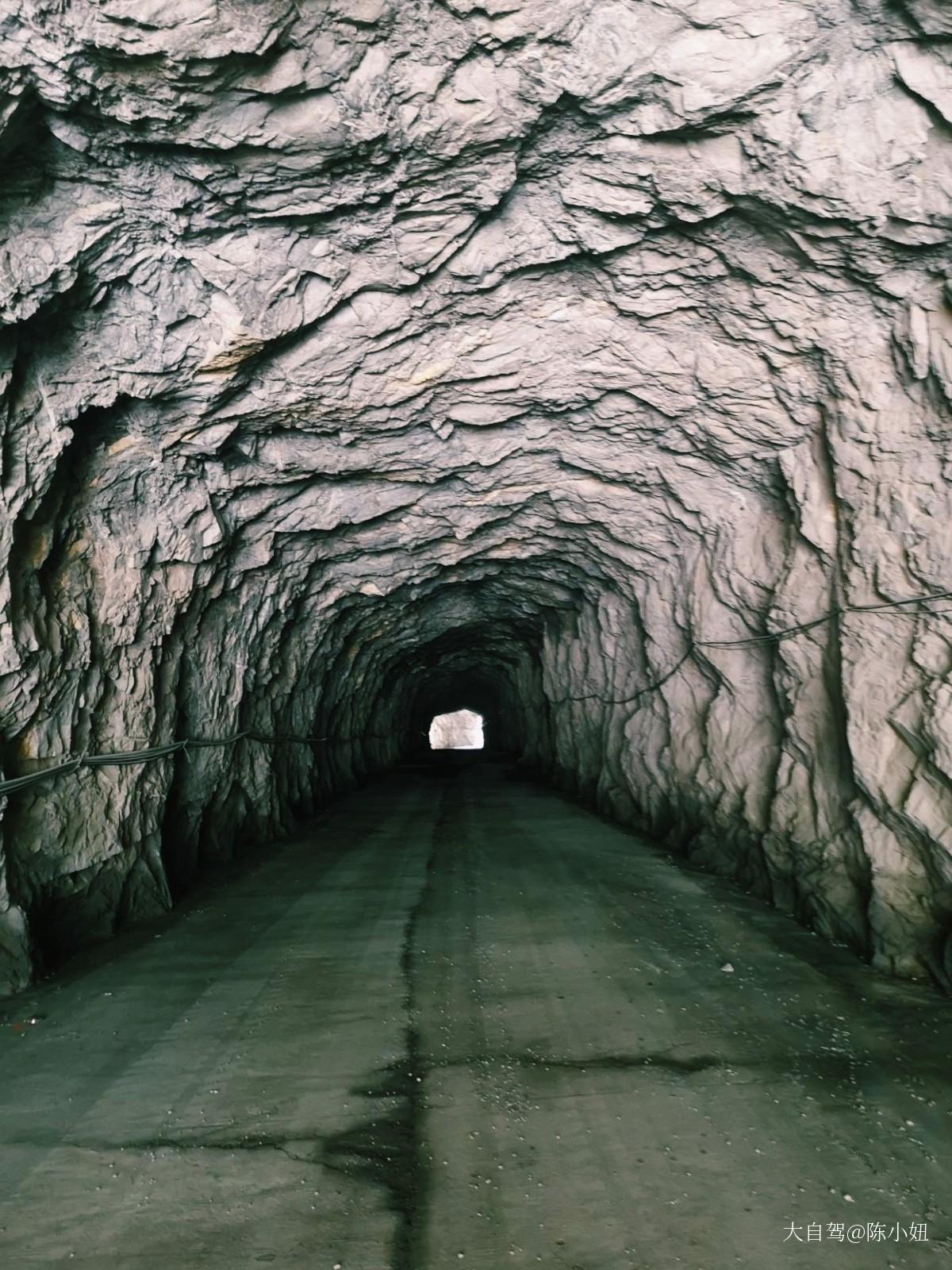 井底村挂壁公路