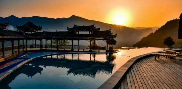 长沙出发怀化溆浦2日自驾游：访百年枫香瑶寨，游空中瑶池，思蒙十里丹霞