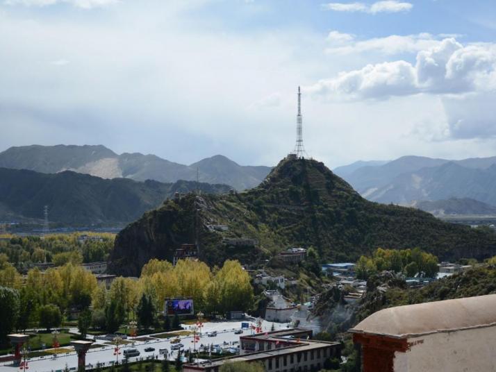 拉萨西藏药王山