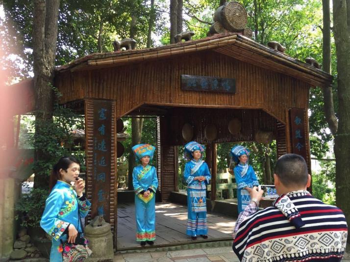 武鸣伊岭岩风景区