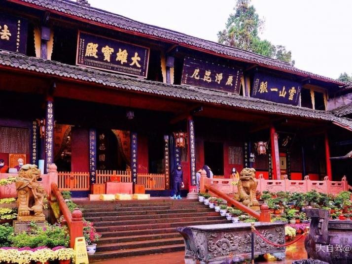 峨眉山报国寺图片