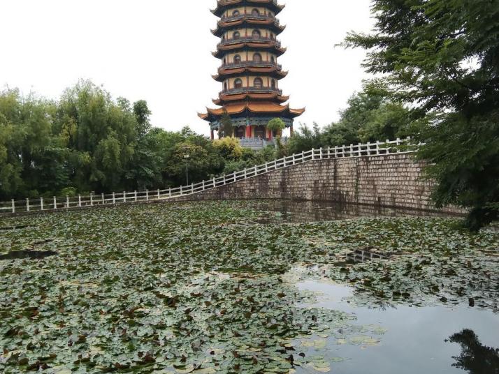 弥勒锦屏后海图片