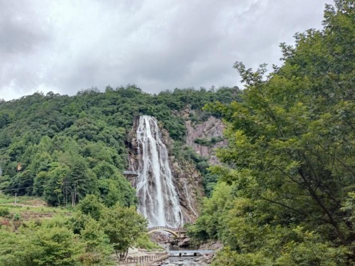 岳西大别山彩虹瀑布图片