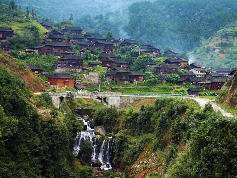 重庆集合贵州4日自驾游：【苗疆圣山】朗德苗寨-乌东苗寨-下司古镇-红阳草场-秦汉影视城-环雷公山4日自驾游