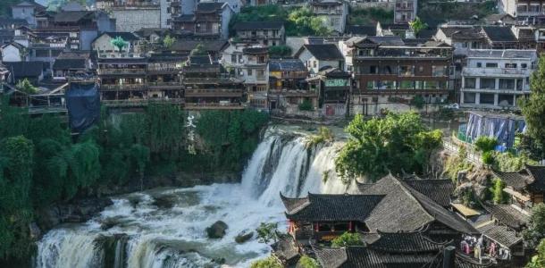 重庆出发湘贵鄂4日自驾游：【芙蓉夜色】朱砂古镇-芙蓉古镇-坪坝营四洞沟-北纬30°篝火晚会4日游自驾游