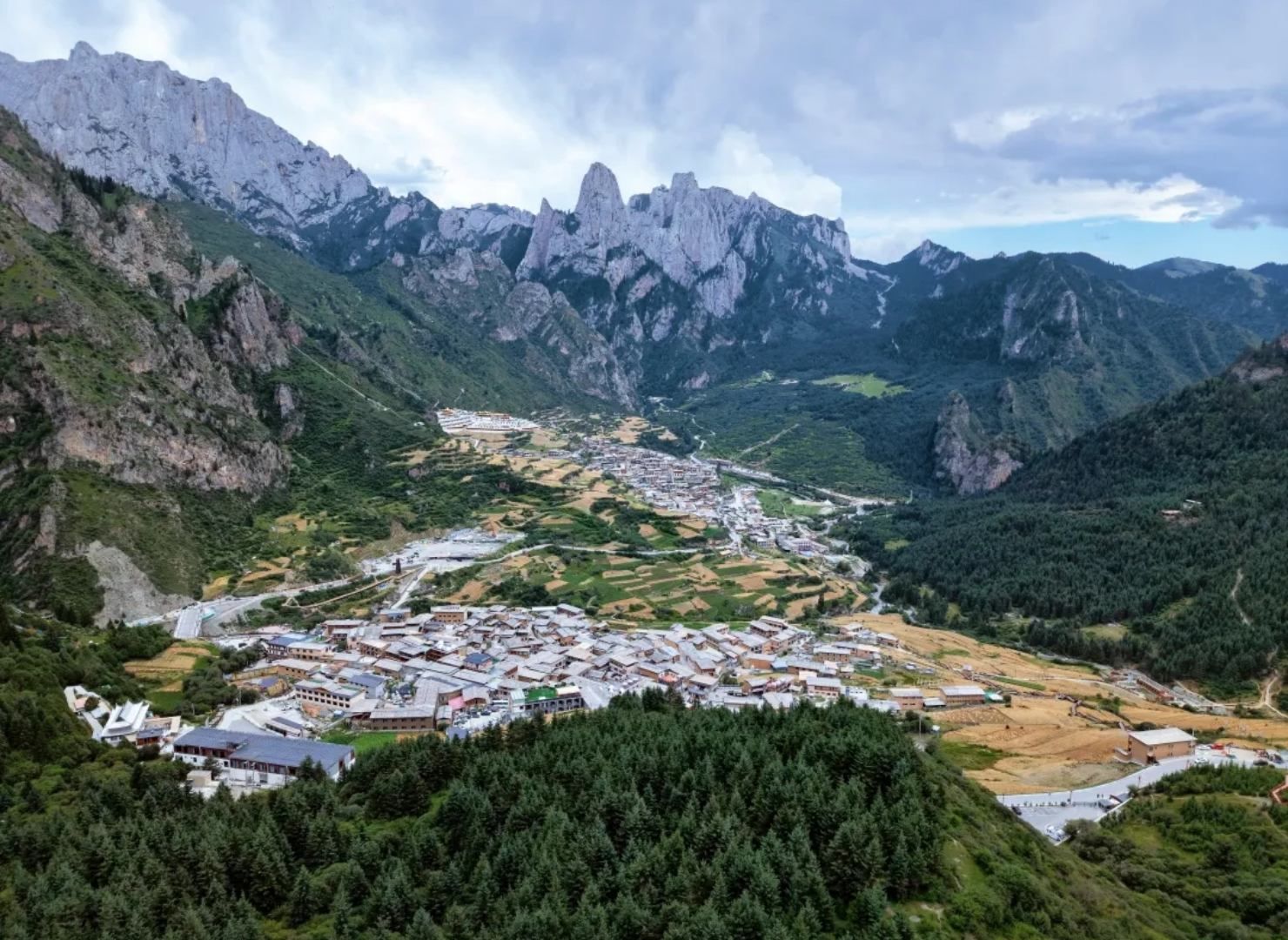 重庆出发川甘青环线7日自驾游：扎尕那-漫泽塘湿地-米拉日巴佛阁-黄河九曲第一湾-拉卜楞寺-莲宝叶则7自驾游