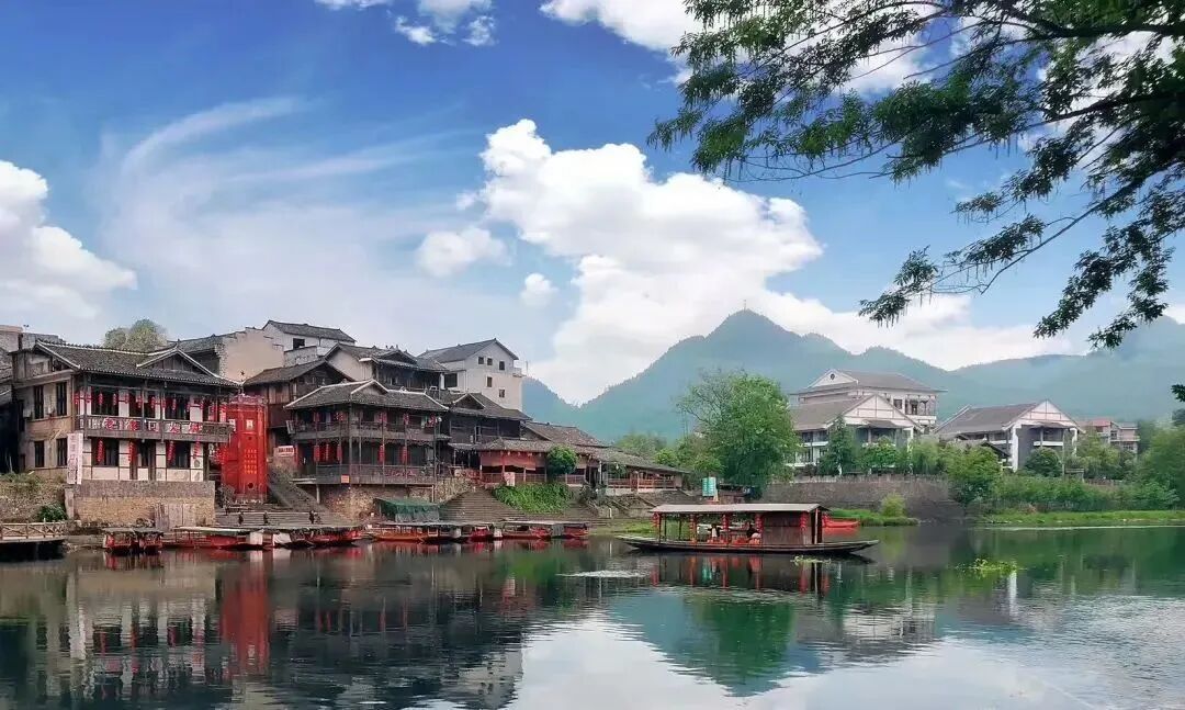 武汉出发湖南湘西5日自驾游：【神秘湘西】边城茶峒-矮寨奇观-芙蓉镇-凤凰古城小众轻奢5日游自驾游