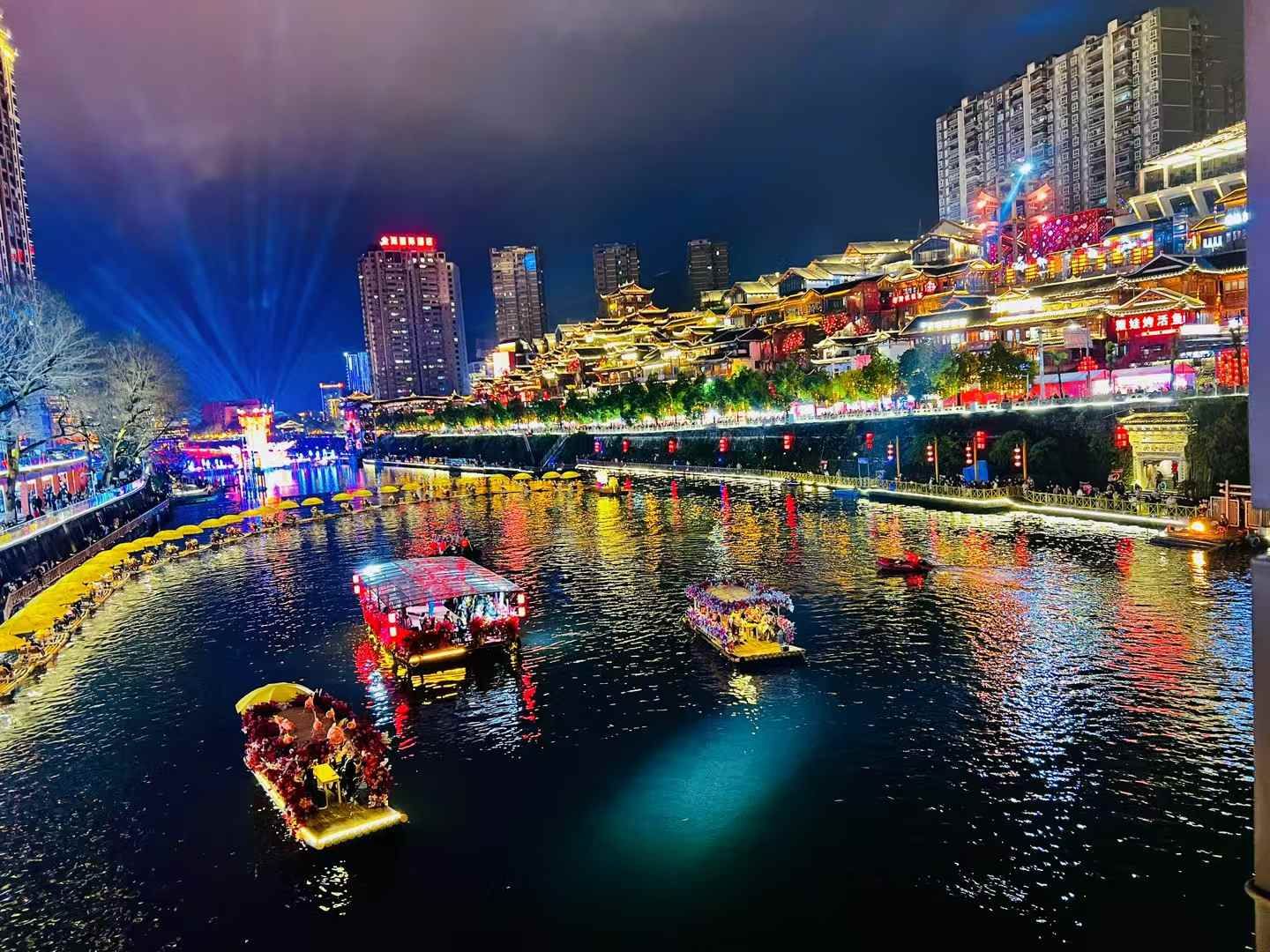 重庆出发湖北恩施4日自驾游：【仙山贡水】恩施土司城-女儿城-宣恩狮子关-坪坝营4天3晚自驾游