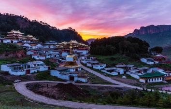 兰州集结探秘九色香巴拉8日落地自驾游：色达佛国-莲宝叶则-若尔盖-扎尕那8日探秘香巴拉之旅-游推荐