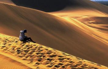 成都发往新疆23日自驾游；鸣沙山--那拉提大草原-布尔津五彩滩23日自驾-游推荐