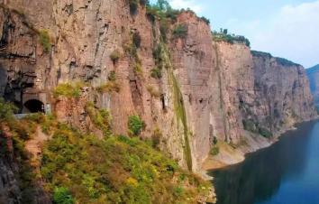 辉县集合南太行挂壁公路3日自驾游：崖上飞车穿越5大挂壁-跨越中原第一玻璃桥-游推荐