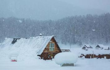 雪都阿勒泰起止北疆滑雪5日落地自驾：喀纳斯—禾木—五彩滩—冲乎尔雾凇—将军山5日自驾：-游推荐