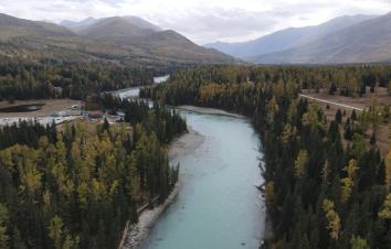 探秘北疆丨翻山越岭，感受异域风光：沙漠公路-禾木-喀纳斯-可可托海6日落地自驾-游推荐