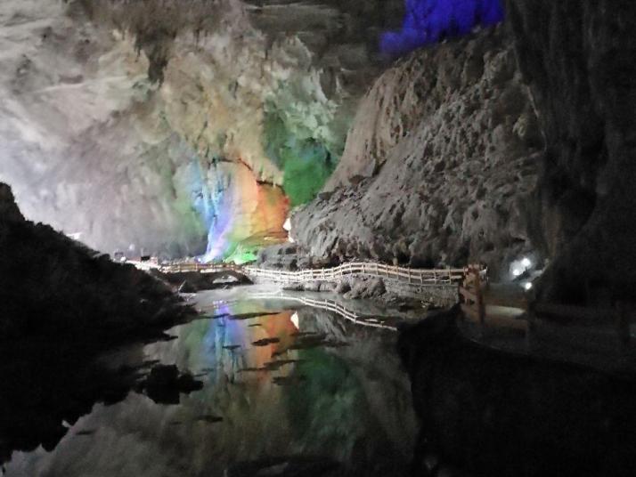 巴马百魔洞图片