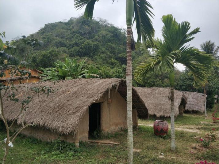 东方白查村图片