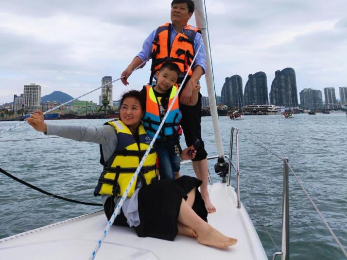 三亚鸿州码头帆船出海