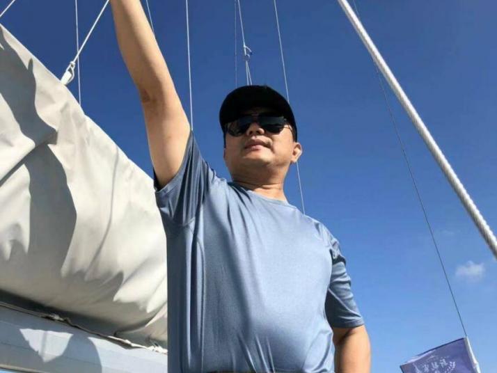 三亚鸿州码头帆船出海图片