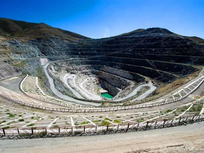 富蕴可可托海三号矿坑图片