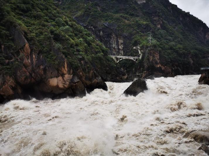 香格里拉虎跳峡香格里拉段好玩吗