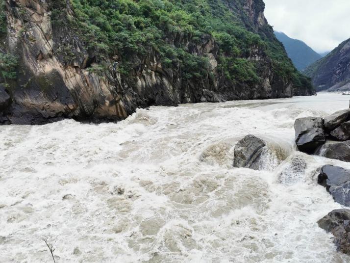 香格里拉虎跳峡香格里拉段图片