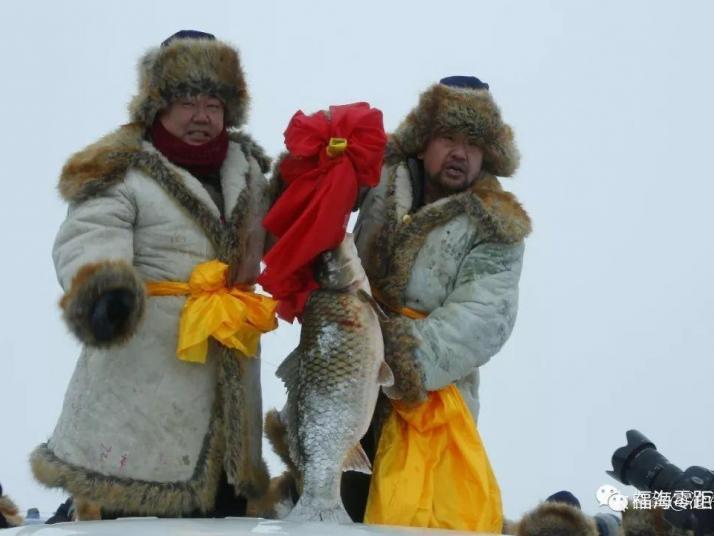 福海乌伦古湖冬捕图片