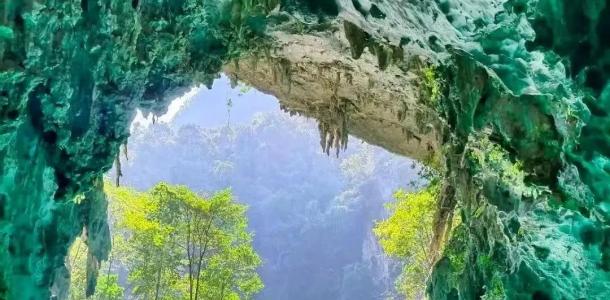 珠三角出发摄影师随团航拍：广西河池、柳州：中国版“卡普里岛蓝洞”三门海、“蓝刀鱼风暴”，U型第一湾自自驾游