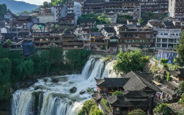 重庆出发湘贵鄂4日自驾游：【芙蓉夜色】朱砂古镇-芙蓉古镇-坪坝营四洞沟-北纬30°篝火晚会4日游