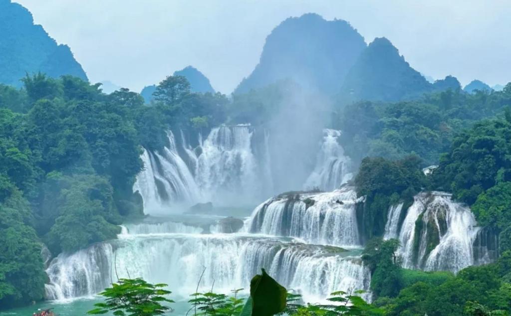 重庆出发广西6日自驾游：【桂西边陲】渠洋湖-鹅泉-火龙果基地-德天大瀑布-万尾金滩-东兴口岸6日自驾