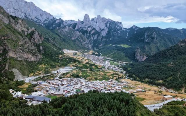 重庆出发川甘青环线7日自驾游：扎尕那-漫泽塘湿地-米拉日巴佛阁-黄河九曲第一湾-拉卜楞寺-莲宝叶则7