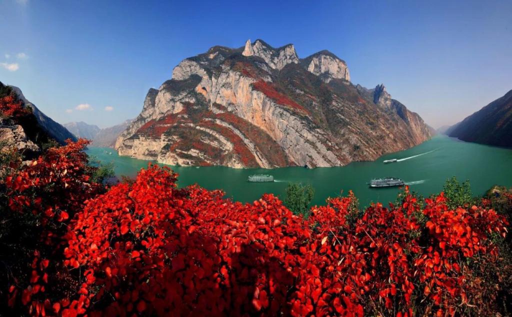 武汉出发三峡红叶4日自驾游：【车船游三峡】水上红叶-神女天路-巫峡口-白帝城摄影休闲4日游