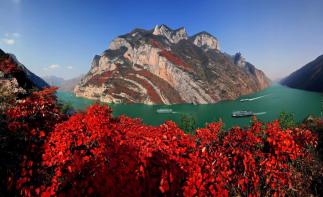 武汉出发三峡红叶4日自驾游：【车船游三峡】水上红叶-神女天路-巫峡口-白帝城摄影休闲4日游-推荐