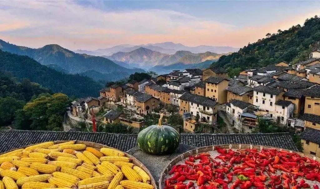 武汉出发安徽江西3日自驾游：【寻梦徽州】塔川秋色-醉美G218-阳产土楼-徽州古城-景德镇轻奢3日游