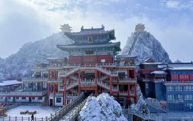 武汉出发河南洛阳3日自驾游：冬日浪漫索道游览老君山，赴人间惊鸿宴，北国第一洞鸡冠洞3日游