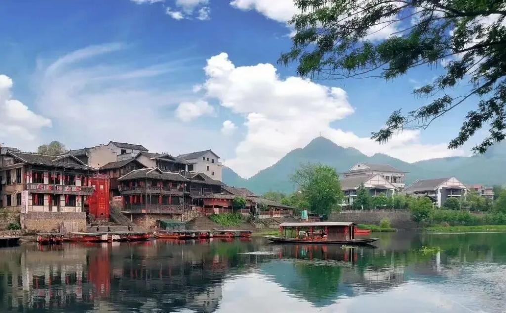 武汉出发湖南湘西5日自驾游：【神秘湘西】边城茶峒-矮寨奇观-芙蓉镇-凤凰古城小众轻奢5日游