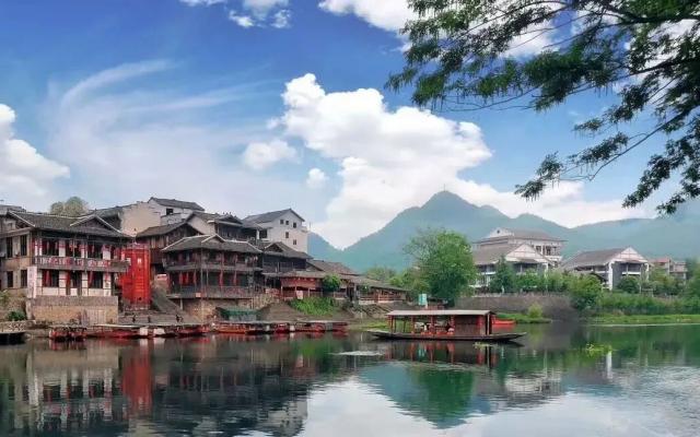 武汉出发湖南湘西5日自驾游：【神秘湘西】边城茶峒-矮寨奇观-芙蓉镇-凤凰古城小众轻奢5日游