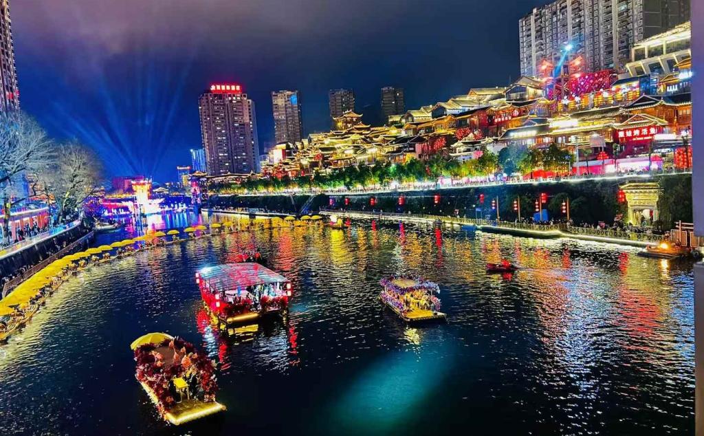 重庆出发湖北恩施4日自驾游：【仙山贡水】恩施土司城-女儿城-宣恩狮子关-坪坝营4天3晚