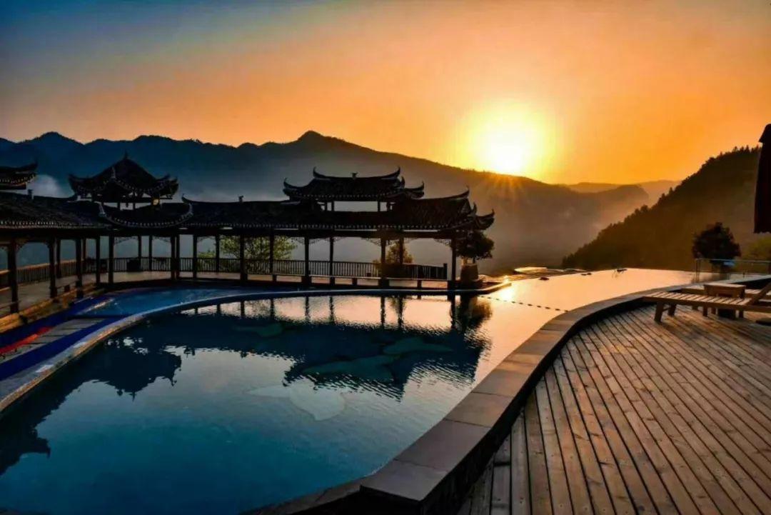 长沙出发怀化溆浦2日自驾游：访百年枫香瑶寨，游空中瑶池，思蒙十里丹霞