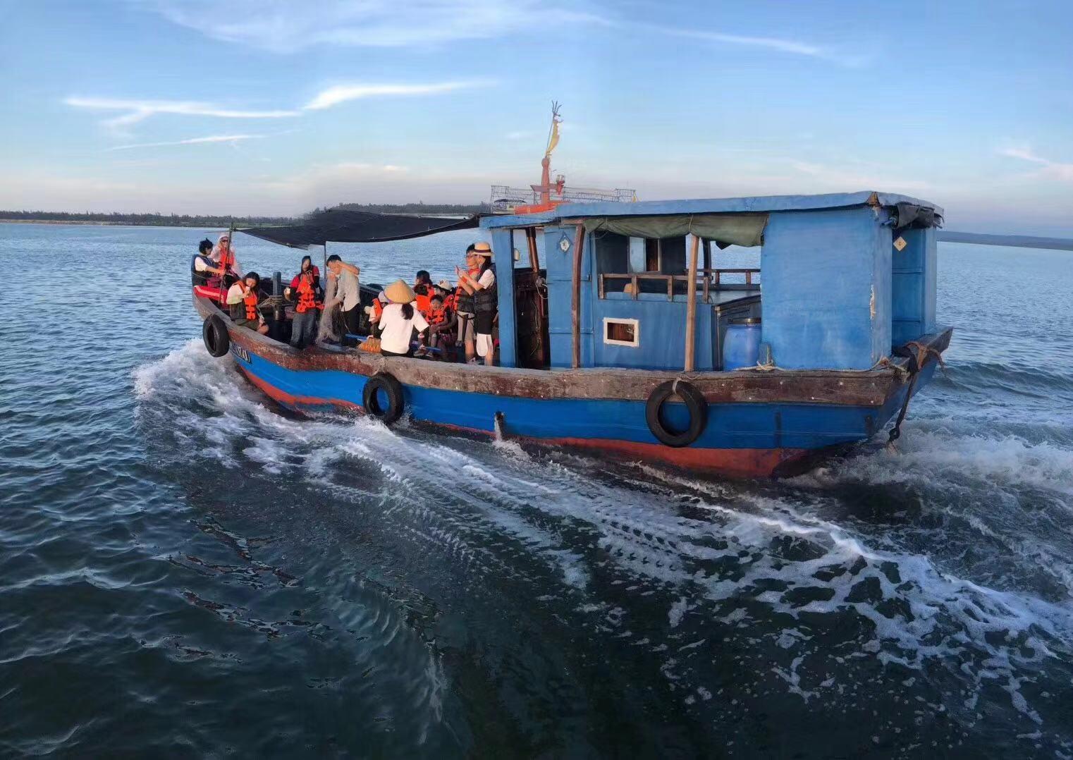 海口集合6日海南环岛自驾游：文昌石头公园-呆呆岛-三亚帆船出海-千年古盐田渔村拜大年