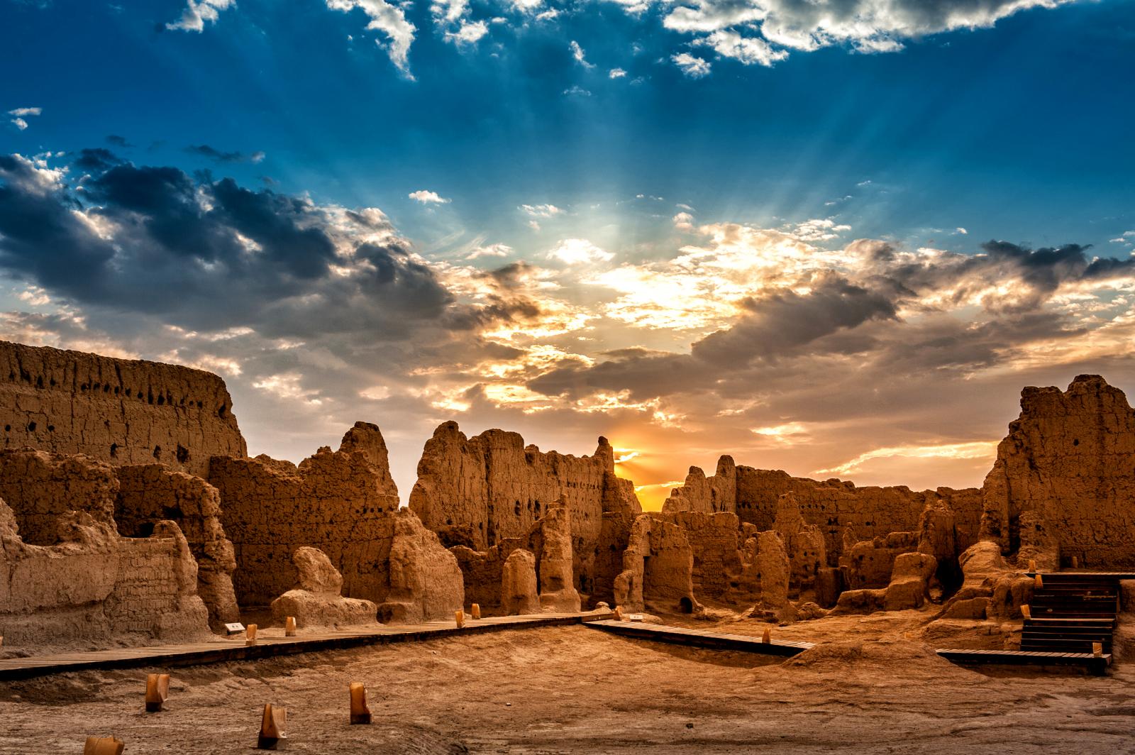 成都出发新疆13日自驾游：火焰山-葡萄沟-米兰古城-水上胡杨-赛里木湖-那拉提草原13日自驾游