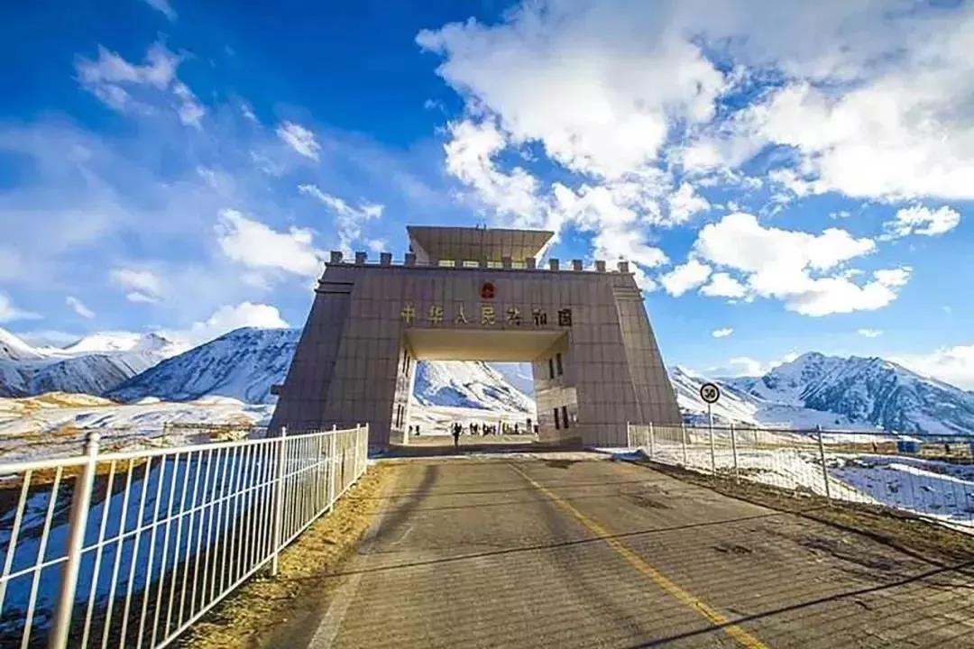 乌鲁木齐集合8日南疆落地自驾游：帕米尔-独库公路-喀什-巴音郭楞8日落地自驾游（含机票）