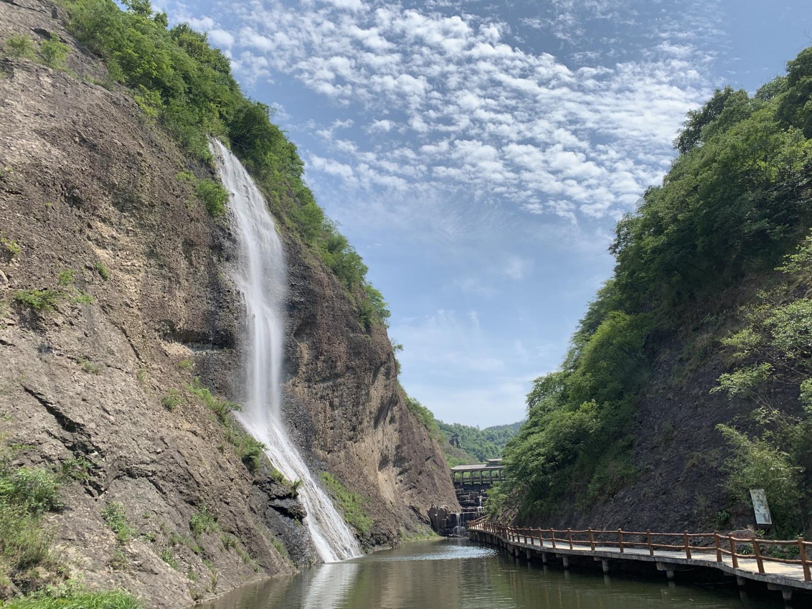 武汉出发安徽3日自驾游：蓝溪小镇-皖西大裂谷-万佛湖-三河古镇3日自驾游