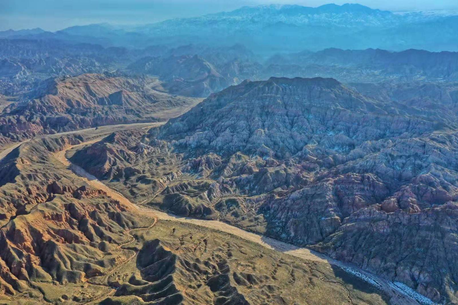 银川集合6日宁夏沙漠越野自驾游：巴尔斯圣山-外星谷-腾格里沙漠-天鹅湖沙漠越野-沙漠公路