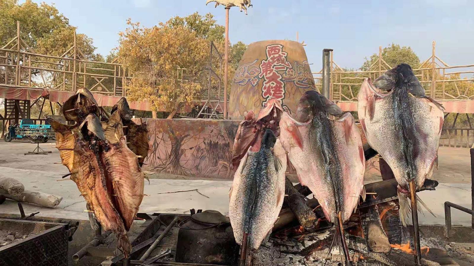 乌鲁木齐出发新疆南疆8日自驾路书：罗布人村寨-塔里木胡杨-天山神秘大峡谷-克孜尔千佛洞8日游