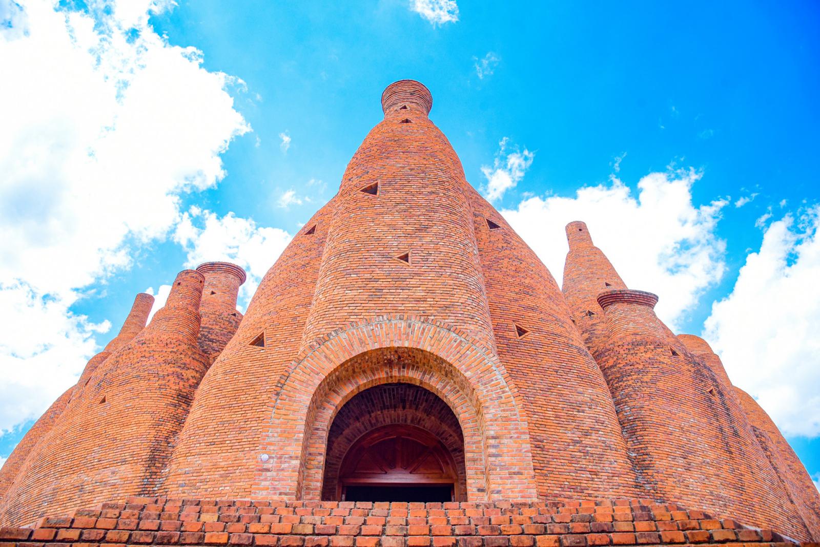 成都出发云南7日自驾：抚仙湖-元谋土林-弥勒东风韵-建水古城-建水小火车7日自驾游