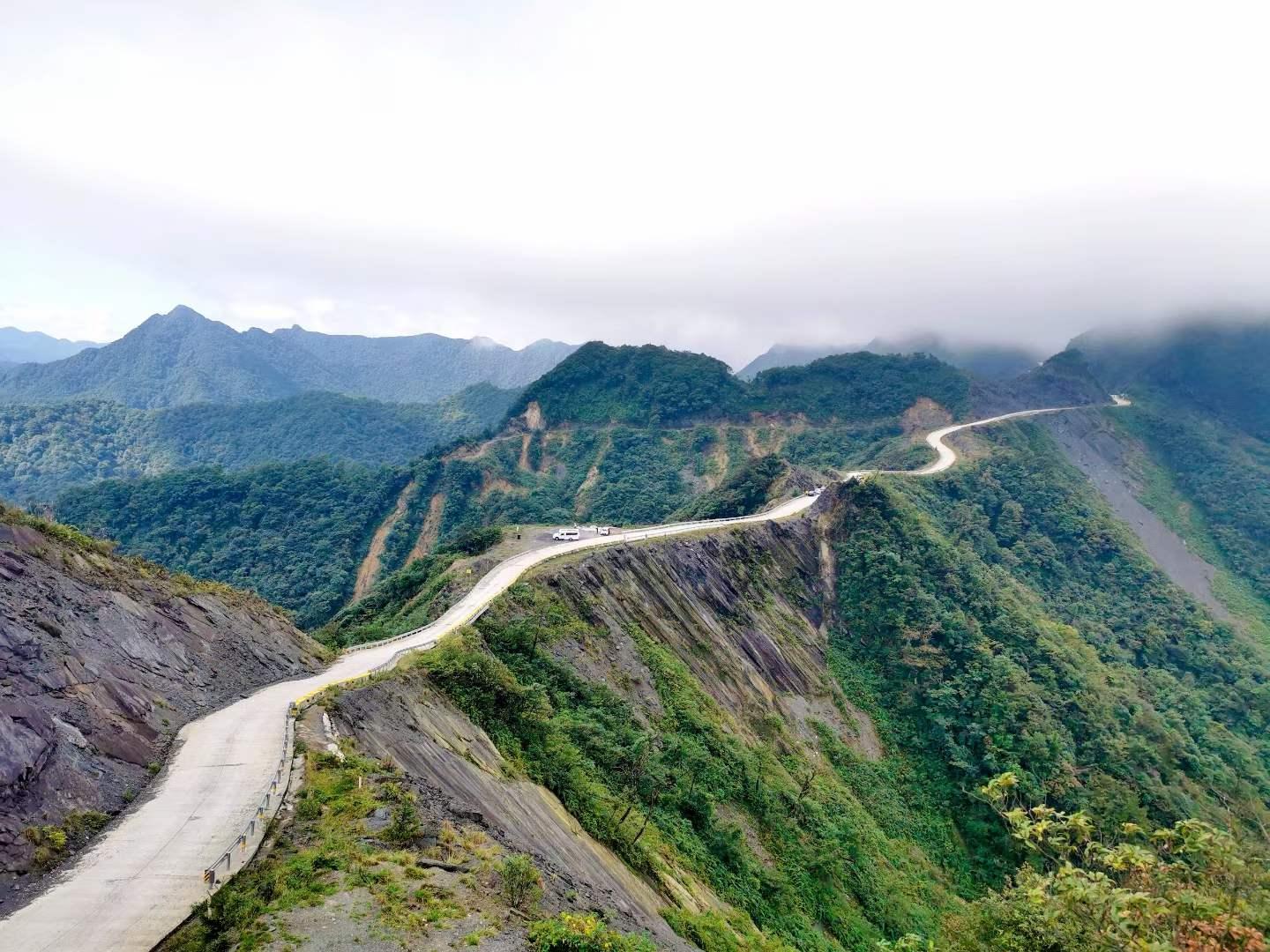 重庆出发周边黔江石柱3日自驾路书：网红刀背梁-小南海-土家十三寨3日自驾