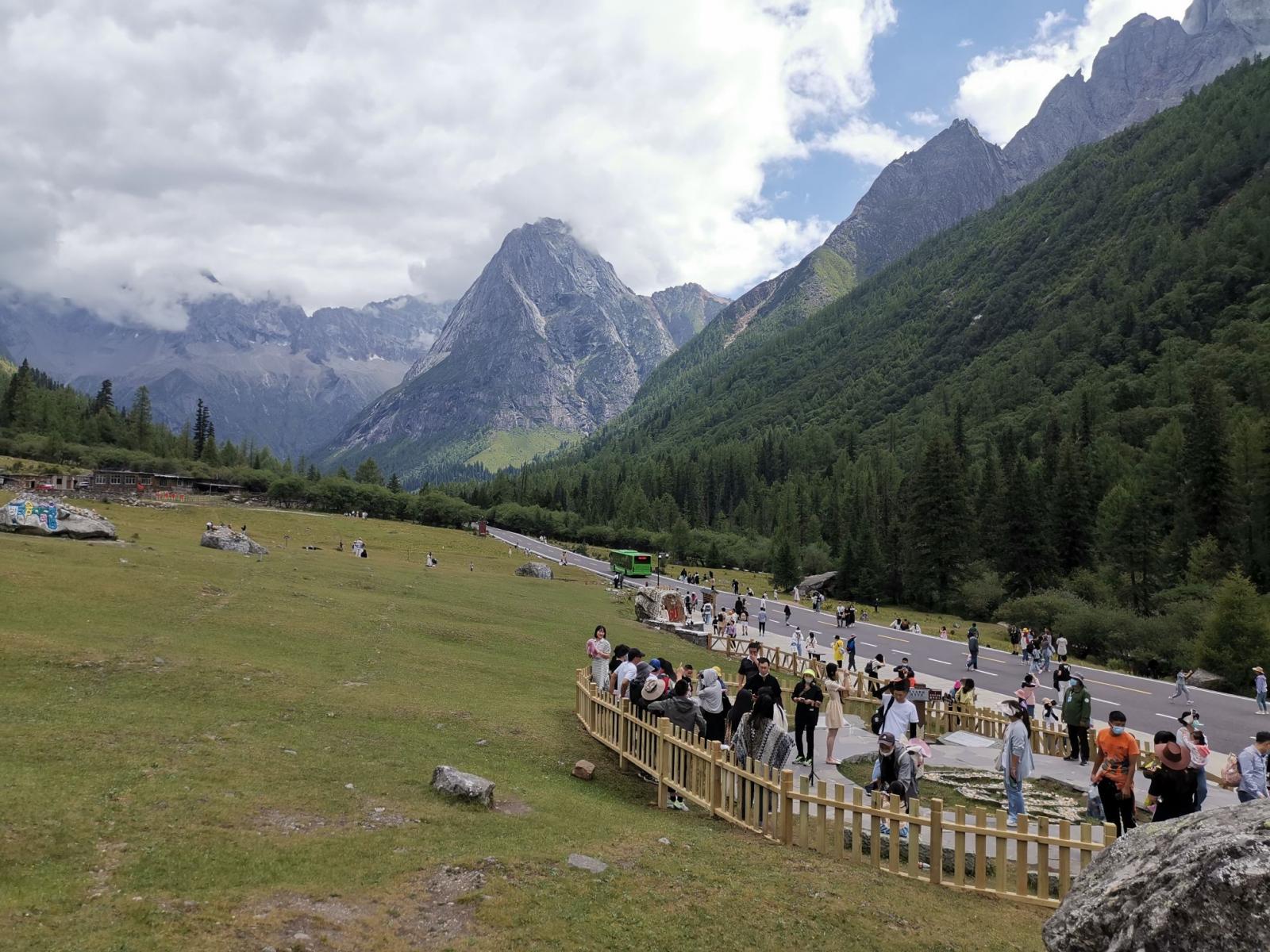 成都重庆出发川西5日自驾游：川西秋色漫步四姑娘山-雅拉雪山-墨石公园-贡嘎雪山5川西自驾游