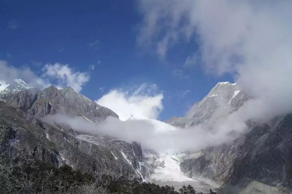 重庆出发川西甘孜5日自驾游：冷噶措徒步-子梅垭口观云海-泉华滩-墨石公园5日甘孜自驾游