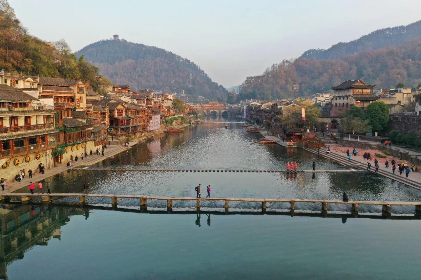 济南出发湖南湘西6日自驾游：湘西芙蓉镇-凤凰古城-墨戎苗寨-岳阳楼-武汉东湖梅园6日自驾游