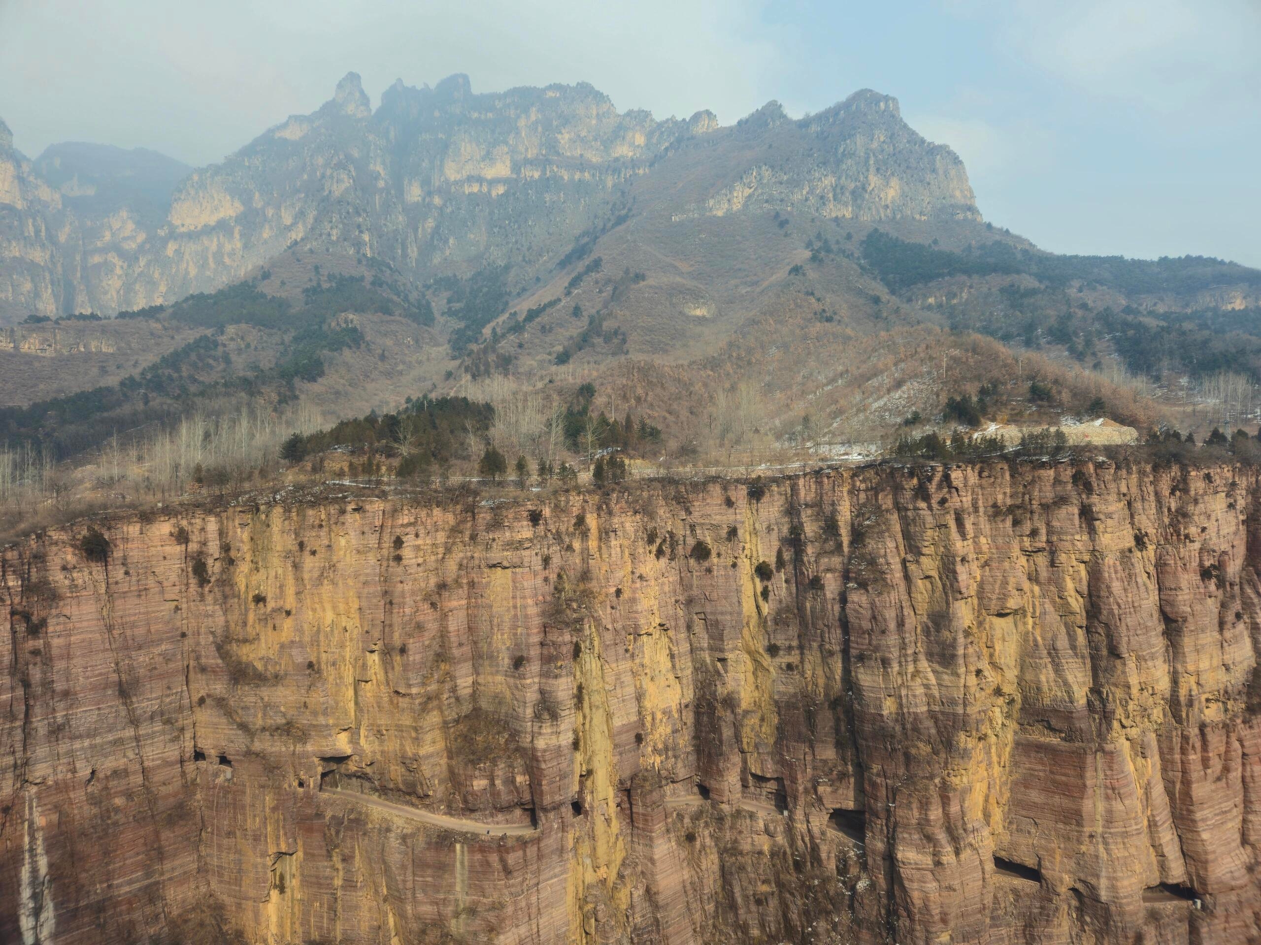 北京出发穿越太行挂壁公路5日这样：巍巍南太行挂壁公路-圣福天路-响堂山石窟-京娘湖5日游