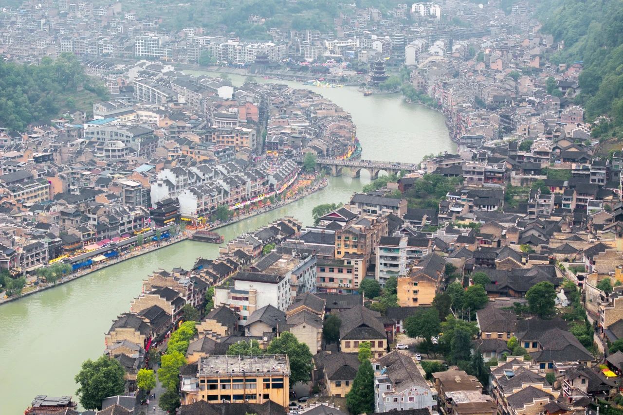 成都集合【多彩贵州】7日自驾：黄果树+荔波小七孔+天龙屯堡+榕江村超+龙宫+大利侗寨+乌冬苗寨+镇远古城